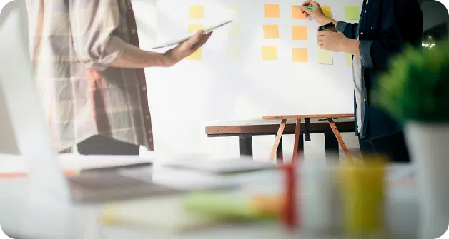 2 people team meeting, sticky notes